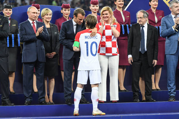 色中沉着应 色中沉着应